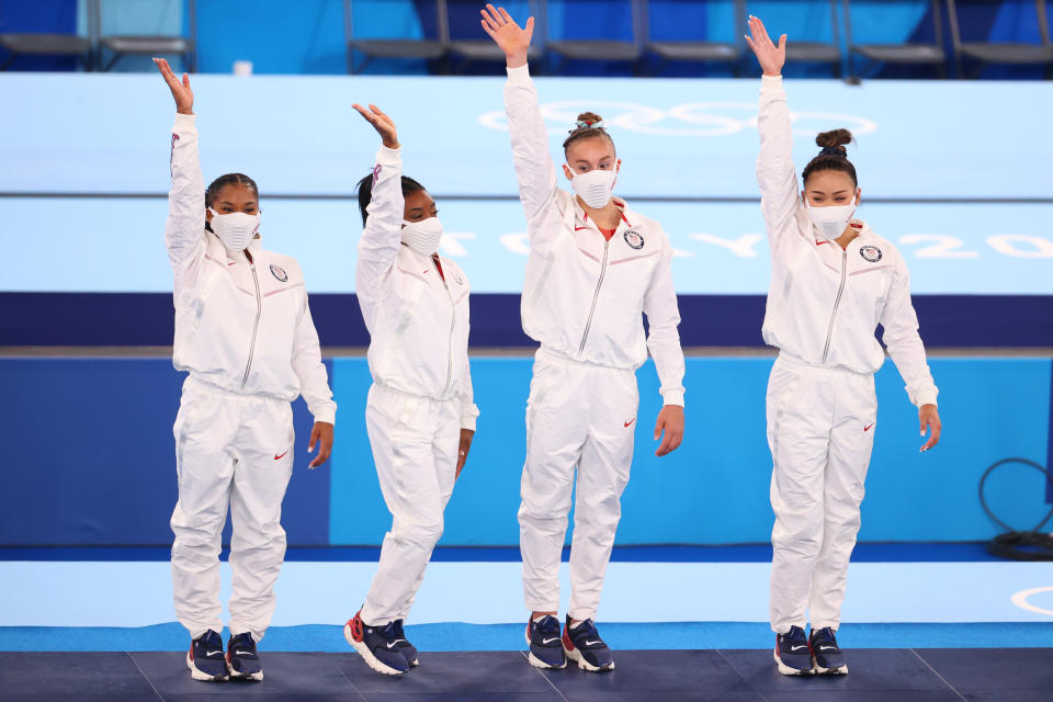 Jordan Chiles, Simone Biles, Grace McCallum y Sunisa Lee del equipo de EEUU tras ganar la medalla de plata. (Photo by Abbie Parr/Getty Images)