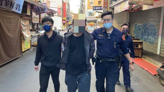 圖： 警方壓著盧男到拘禁被害人的日租套房救人。（記者孫義方攝）