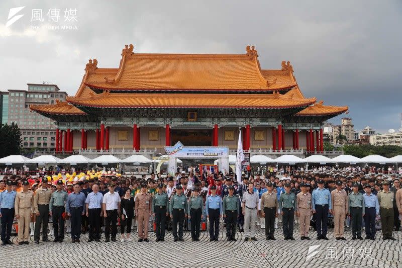 <cite>國防部6日於中正紀念堂前舉行第7屆全國高級中等學校「愛國儀級棒」儀隊決賽。（張曜麟攝）</cite>