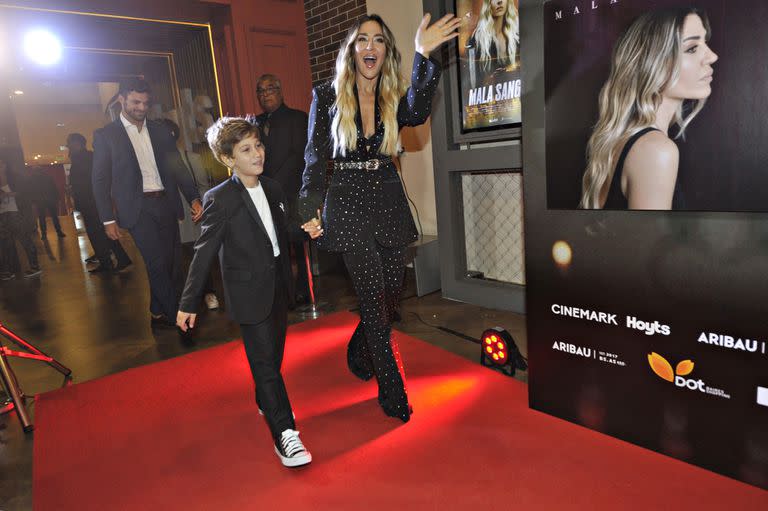 Jimena en la alfombra roja junto a su hijo Morrison