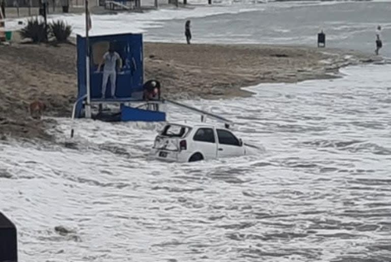 Un VW Gol desbarrancó en la costa en Santa Clara del Mar; los tres ocupantes del auto permanecen internados