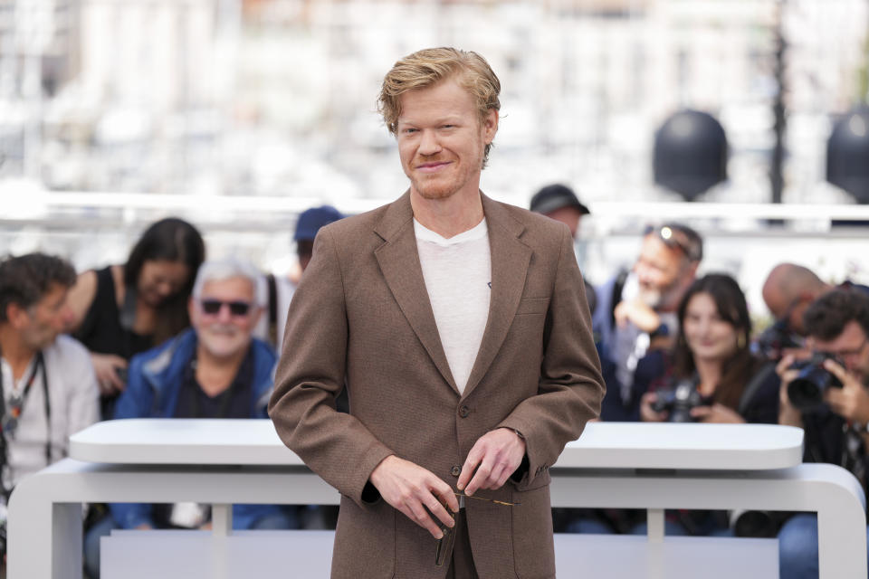 ARCHIVO - Jesse Plemons posa en una sesión de la película "Kinds of Kindness" en la 77a edición del Festival de Cine de Cannes en Francia el 18 de may de 2024. (Foto Scott A Garfitt/Invision/AP, archivo)