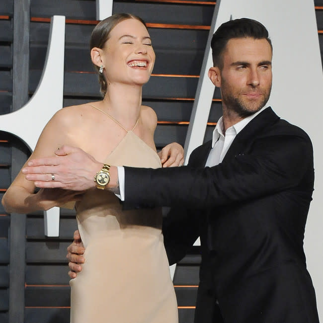 Adam Levine y Behati Prinsloo credit:Bang Showbiz