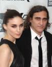 L’histoire des deux stars est d’abord celle d’un rendez-vous manqué, en 2013, sur le tournage du long-métrage <em>Her</em> de Spike Jones. À l’époque, Rooney Mara est en couple avec le réalisateur Charlie McDowell depuis 2010. Joaquin Phoenix, lui, défraie la chronique au bras de la DJ Allie Teilz, de vingt ans sa cadette. Les chemins des deux comédiens vont toutefois se recroiser trois ans plus tard, en Italie, sur le plateau de <em>Marie Madeleine</em>. Elle tient le rôle principal, lui incarne Jésus. Des personnages qui s’accordent à merveille avec l’idylle naissante des tourtereaux. (©<em>Getty Images</em>)