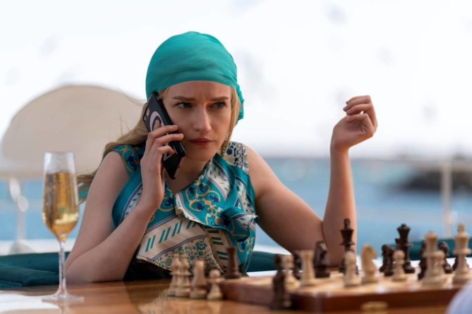 Una escena de Inventnado a Anna, la miniserie de Netflix que retrata la historia de Anna Sorokin
