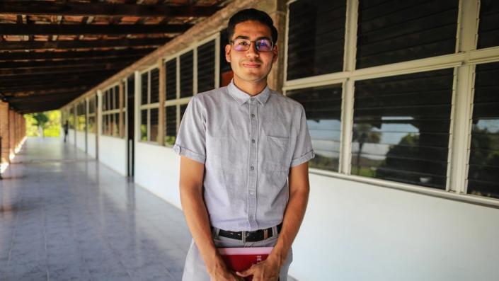 Antonio Abelez frente al edificio de un seminario