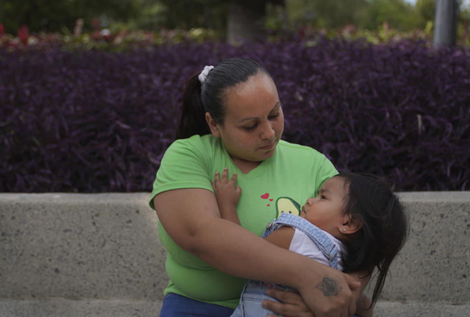 Cinthia Rodriguez sostiene a su bebé en una plaza de San Salvador el 17 de mayo del 2022. Es una de 65 mujeres que recuperaron la libertad por gestiones de la organización Grupo de Ciudadanas por la Despenalización del Aborto, tras estar años detenidas en conexión con las muertes de sus bebés. (AP Photo/Jessie Wardarski)