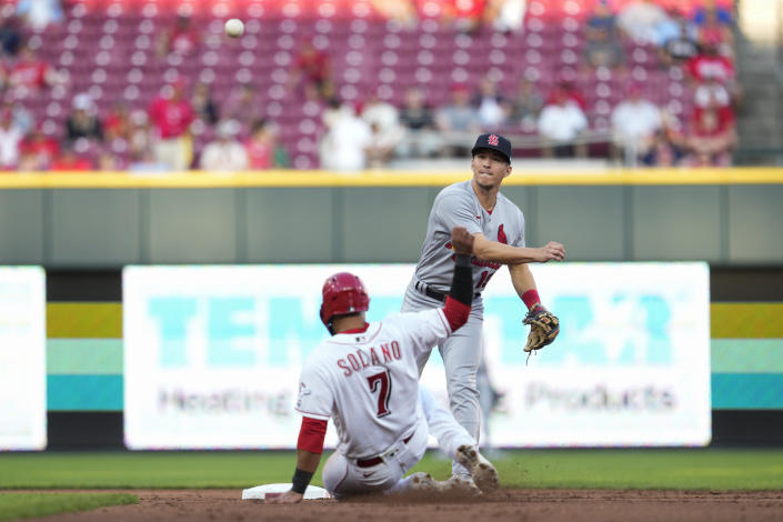 圣路易斯红雀队二垒手汤米·埃德曼在 2022 年 8 月 31 日星期三在辛辛那提举行的棒球比赛的第二局中，阿莱霍·洛佩兹两次击球击出辛辛那提红人队的多诺万·索拉诺（7 岁）后，将球投到了第一名。 （美联社照片/杰夫迪恩）