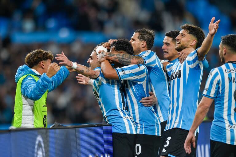 Todos los abrazos son para Martirena, autor del cuarto gol de Racing con un fantástico remate al ángulo. (AP Photo/Gustavo Garello)