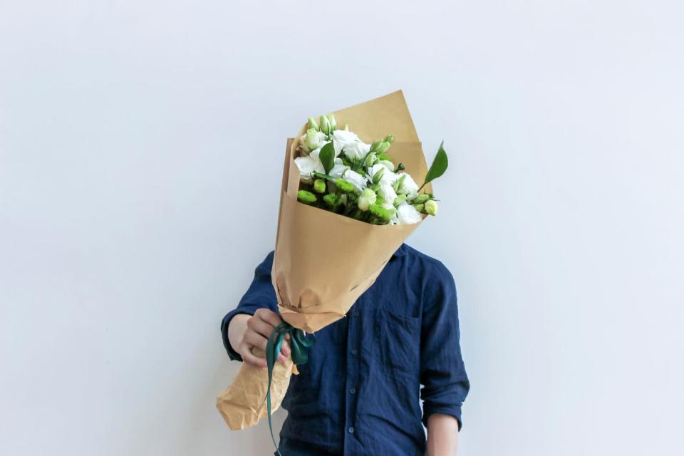 Lassen Sie Ihre frisch gekauften Blumen für den Nachhauseweg in Papier wickeln. Dann kann ihnen weder zu heißes noch zu kaltes Wetter etwas anhaben. (Bild: iStock/CCeliaPhoto)