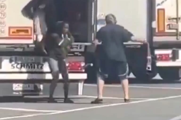 El momento en el que un camionero azota a una migrante con una hebilla de metal luego de haberla encontrado dentro de su vehículo