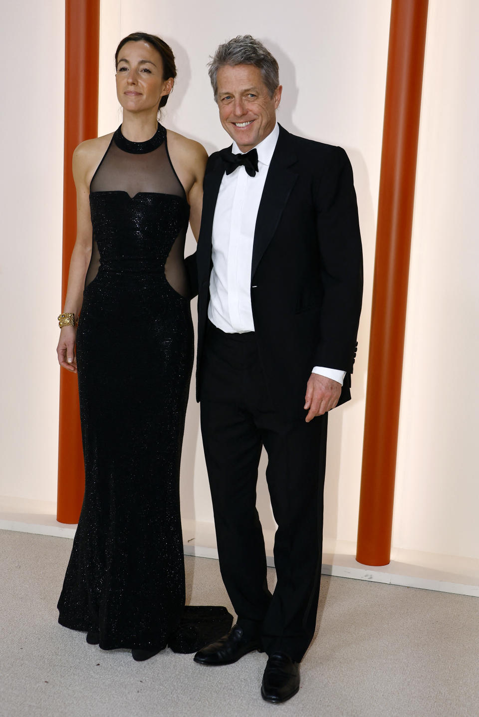 <p>Hugh Grant y su esposa Anna Elisabet Eberstein en la alfombra de los Oscars 2023. REUTERS/Eric Gaillard</p> 