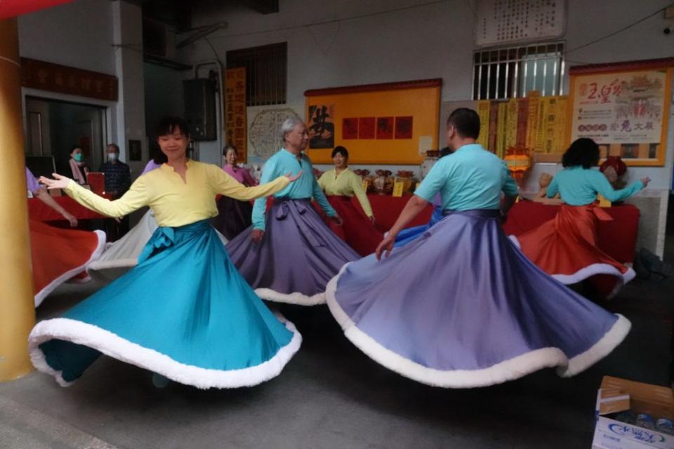 台南市癌友協會穿上五顏六色裙子表演旋轉舞，成為活動的最大亮點。（記者陳俊文攝）