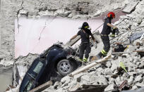 <p>Rescuers make their way through destroyed houses following Wednesday’s earthquake in Pescara Del Tronto, Italy, Aug. 25, 2016. (Photo: Gregorio Borgia/AP)</p>