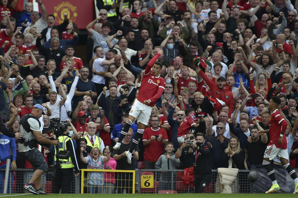 El portugués Cristiano Ronaldo, del Manchester United, festeja luego de anotar el segundo triunfo en el partido que marcó su retorno, el sábado 11 de septiembre de 2021, ante Newcastle (AP Foto/Rui Vieira)