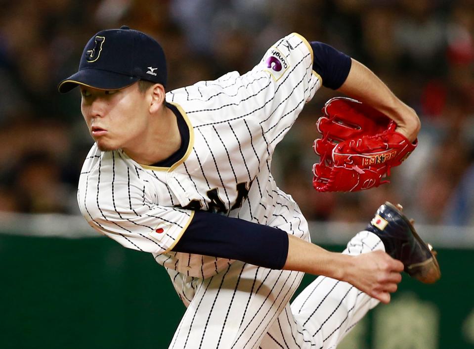 El abridor japonés Kodai Senga lanza contra Israel durante la primera entrada de su juego de segunda ronda en el Clásico Mundial de Béisbol en el Tokyo Dome de Tokio, el miércoles 15 de marzo de 2017.