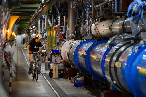 Un trabajador va en bici por el tunel del CERN en donde está el LHC -acelerador de partículas- durante los trabajos de mantenimiento en Meyrin, cerca de Ginebra, Suiza, en una foto de archivo (AFP/Archivos | Fabrice Coffrini)