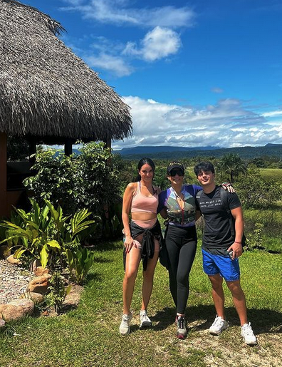 <p>Aquí una imágen de Karina junto a sus hijos Yasha Marcela y Xander durante su viaje a través de Venezuela. "Esto que vivimos es indescriptible, al menos yo no tengo las palabras suficientes", compartió la intérprete.</p>