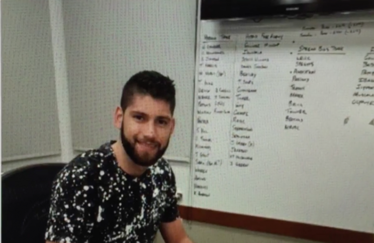 Patricio Garino durante la firma de su contrato con Orlando Magic. Foto: Twitter (@CP_PRUNES)