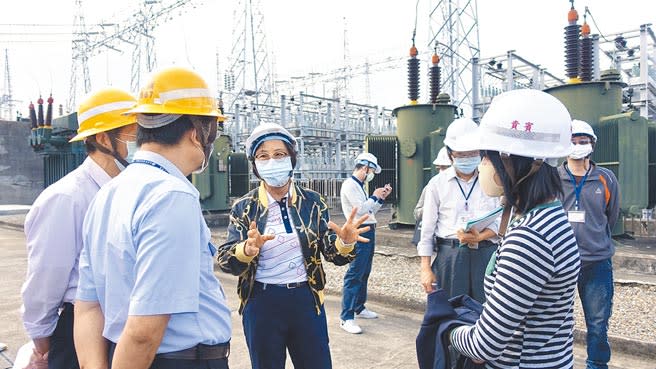 新北市議員李翁月娥（左三）日前邀集台電公司台北供電區營運處、變電所區域的3個里長溪墘里長李永芳、樹德里長李芳龍、民和里長李進誠等人，前往蘆洲區信義路上占地1008坪的變電所會勘。（戴上容攝）