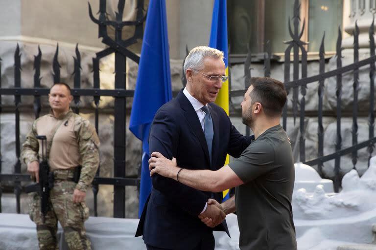 El secretario general de la OTAN, Jens Stoltenberg, saluda al presidente ucraniano Volodimir Zelensky (Archivo) 