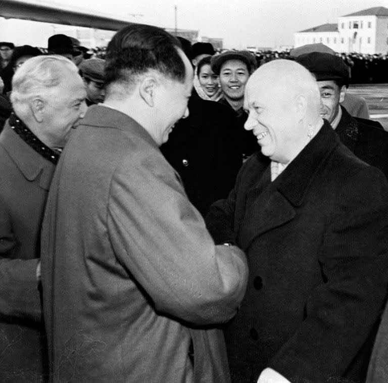 La segunda y última visita que Mao Zedong hizo al extranjero fue, de nuevo a Moscú, donde se reunió con Nikita Jrushchov. Ambos acabaron odiándose