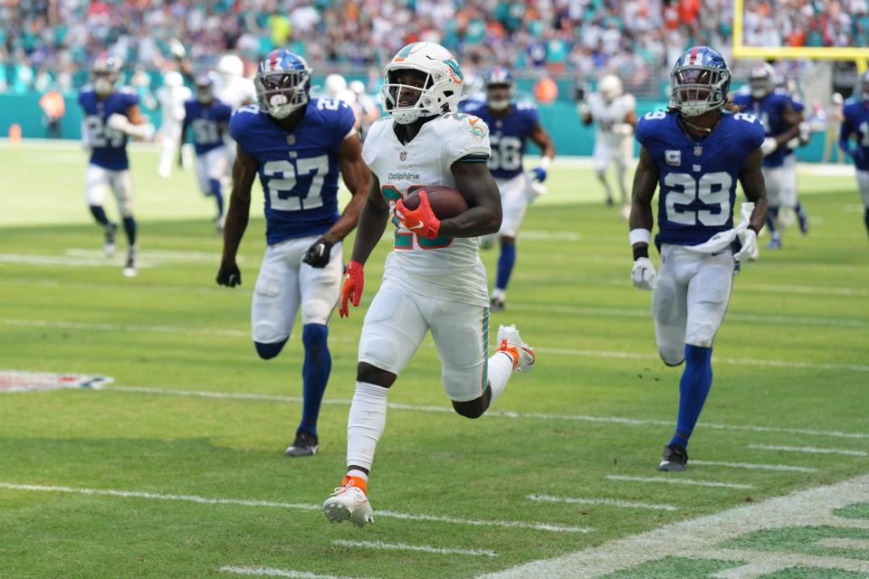 Miami Dolphins running back De'Von Achane (28) breaks free for a 76-yard touchdown run against the New York Giants during the first half of an NFL game at Hard Rock Stadium in Miami Gardens, October 8, 2023.