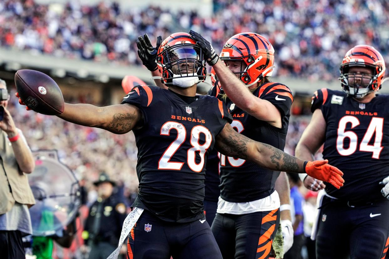 Cincinnati Bengals running back Joe Mixon celebrates a touchdown reception.