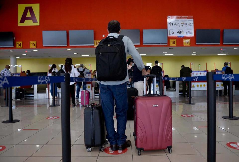Viajeros cubanos en el Aeropuerto Internacional José Martí de La Habana, Cuba, en noviembre del 2020.