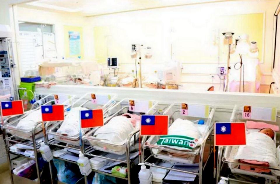 國慶日，台中市茂盛醫院昨日上午替4名孕婦接生出6名國慶寶寶。　 （記者陳金龍攝）