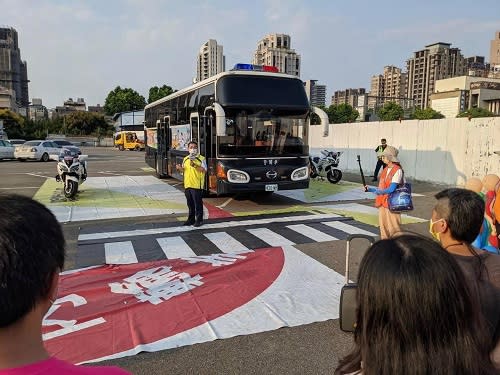 中市道安團隊橫向合作　外送員體驗機車安全駕駛