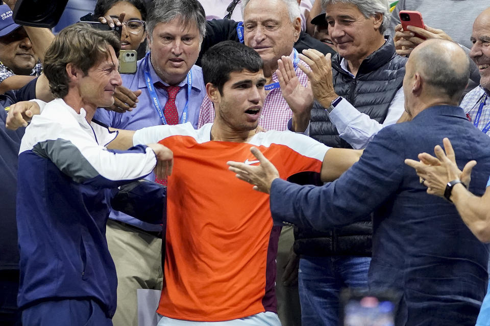 Carlos Alcaraz festeja con sus entrenadores y familiares tras derrotar a Casper Ruud en la final del US Open, el domingo 11 de septiembre de 2022. (AP Foto/John Minchillo)