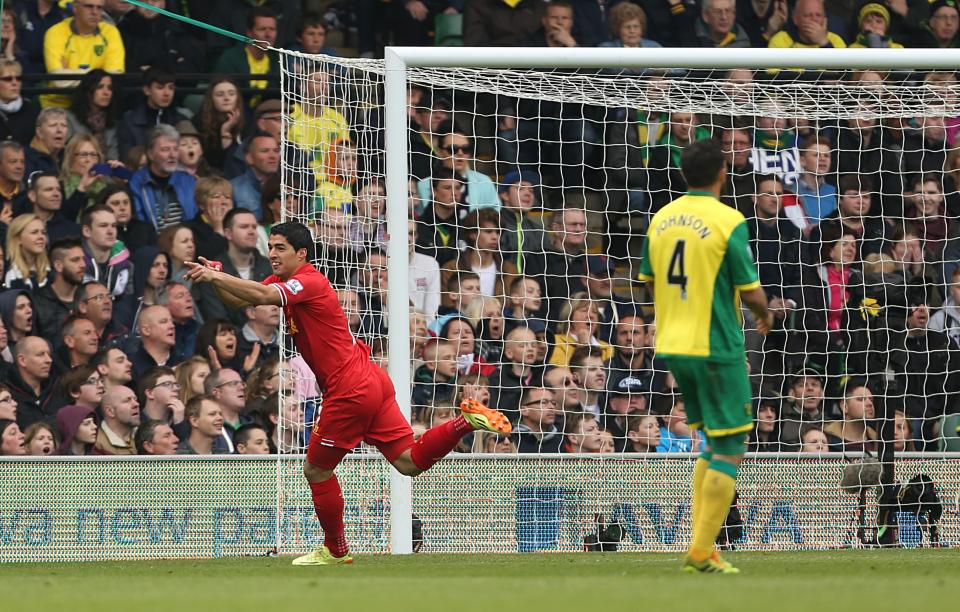 El uruguayo Luis Suarez, del Liverpool, celebra tras anotar el segundo gol de su equipo, y su 30mo de la temporada, durante un partido de la Liga Premier contra Norwich City, en Carrow Road, Norwich, Inglaterra, el domingo 20 de abril de 2014. Liverpool ganó 3-2 y tiene cinco puntos de ventaja en lo más alto de la Premier. (AP Foto/PA, Chris Radburn) UNITED KINGDOM OUT NO SALES NO ARCHIVE