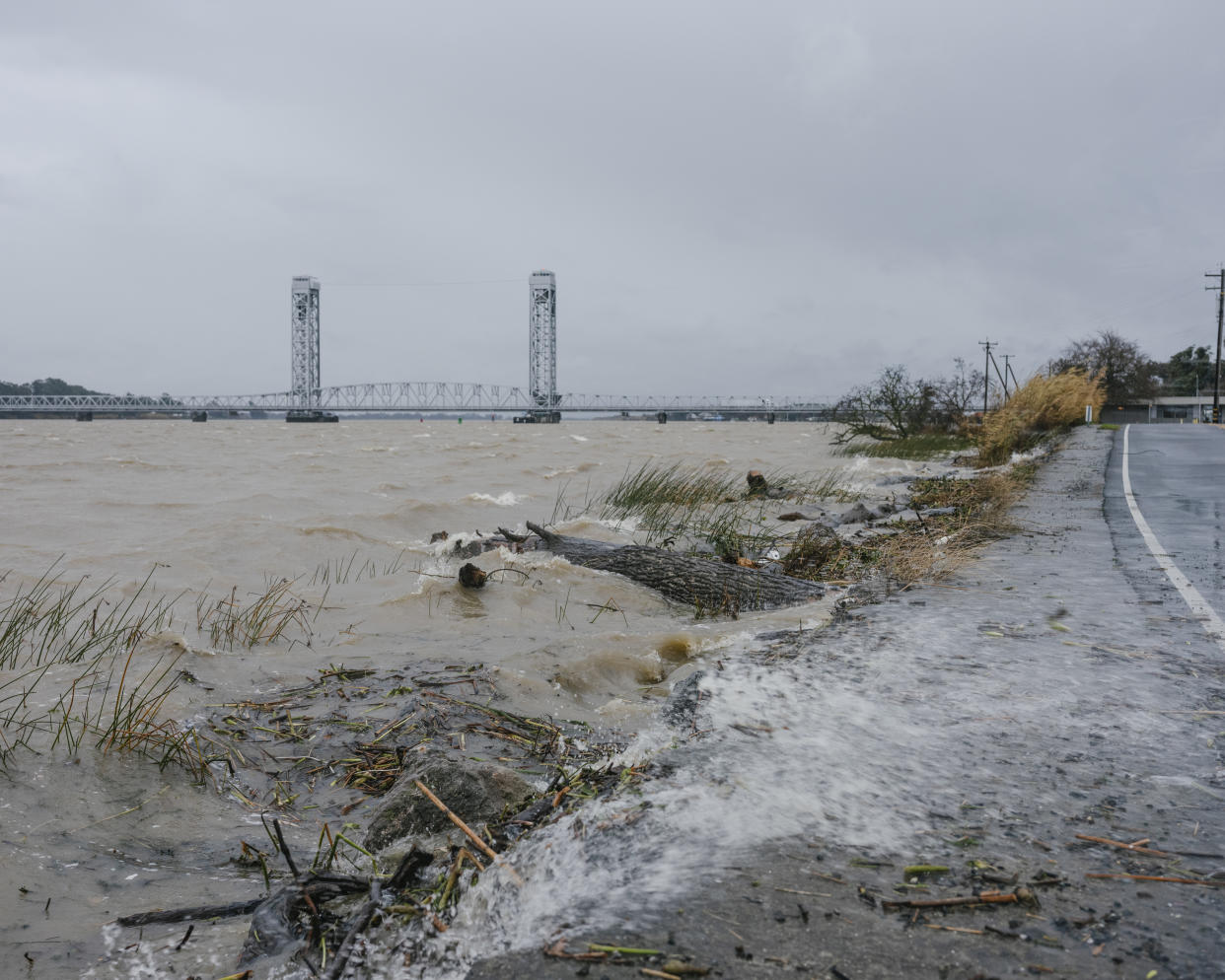 Heather Smiley abraza a su tembloroso perro mientras acampan a lo largo del río de los Americanos, en Sacramento, California, el 9 de enero de 2023. (Max Whittaker/The New York Times).