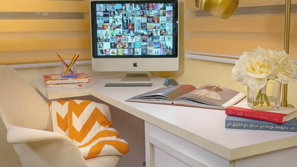 Un tapete y una manta con diseños atractivos resaltarán cualquier <em>home office</em>. / Instagram <a href="https://www.instagram.com/vivabella_designs/" rel="nofollow noopener" target="_blank" data-ylk="slk:vivabella_designs;elm:context_link;itc:0;sec:content-canvas" class="link ">vivabella_designs</a>