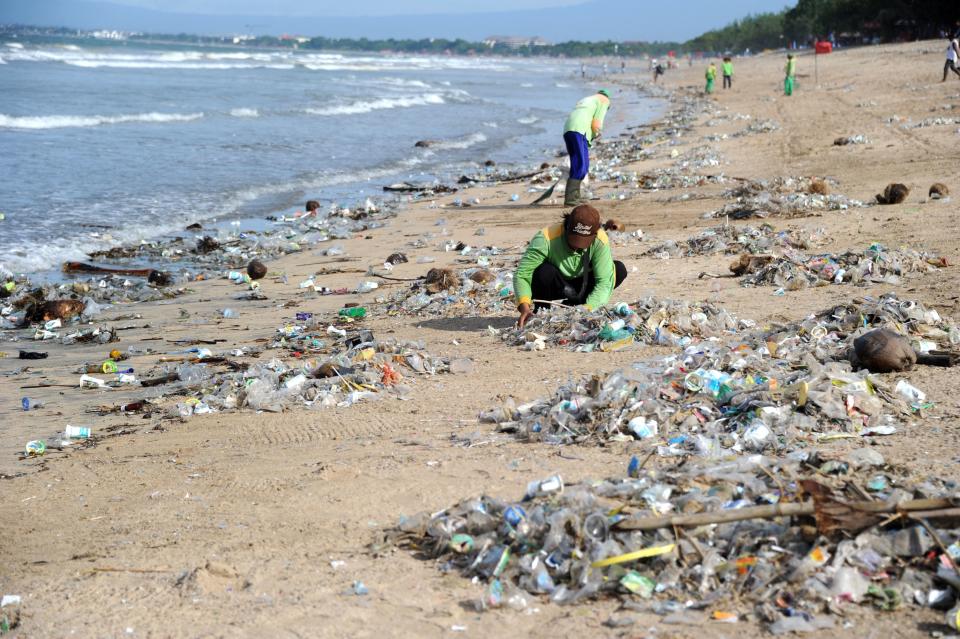 <p>Nach China ist Indonesien der zweitgrößte Verantwortliche für die Meeresverschmutzung, zehn Prozent der weltweiten Meeresverschmutzung geht auf Indonesiens Konto. Es verwundert also wenig, dass Kuta Beach, eines der beliebtesten Reiseziele Balis, oftmals von Plastikmüll bedeckt ist – vor allem während der Regensaison. (Foto: gettyimages) </p>