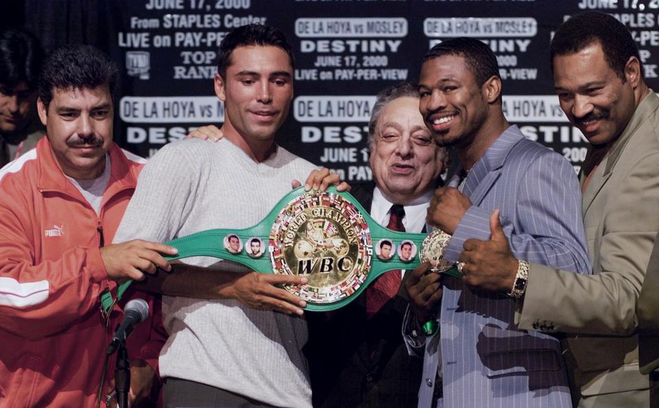 José Sulaimán durante una promocional junto a Óscar de la Hoya y Shane Mosley en el año 2000. (AP Photo/Reed Saxon)