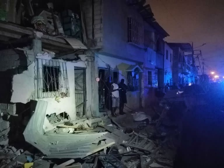 Esta foto de mano publicada el 14 de agosto de 2022 por @cupsfire_gye muestra casas destruidas en una explosión, que el gobierno ecuatoriano atribuye al crimen organizado