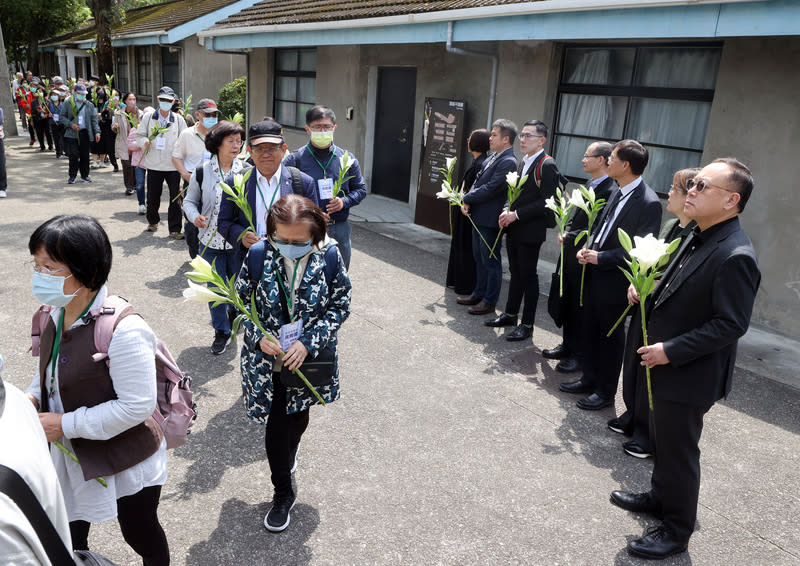 政治受難者追思會  史哲繞行人權紀念碑（2） 文化部國家人權博物館23日舉行「威權統治時期政治 受難者追思紀念會」，文化部長史哲（右1）等在紀 念會後拿著象徵人權與自由的鐵炮百合繞行人權紀念 碑，祈願受難者前輩安息、家屬平安。 中央社記者郭日曉攝  113年3月23日 