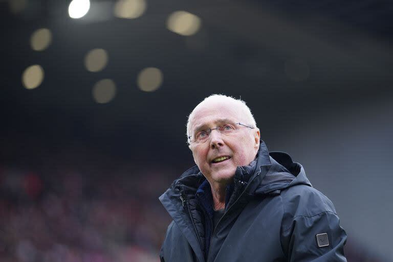 Sven Goran Eriksson observa al público en las tribunas durante el partido de leyendas entre Liverpool y Ajax en Anfield.