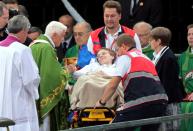 Benedicto XVI dialoga con una mujer discapacitada durante una eucaristía, ante más de 70 mil fieles, en el estadio Olympiastadion, de Berlín, Alemania, el 22 de septiembre de 2011. Johannes Simon/Getty Images