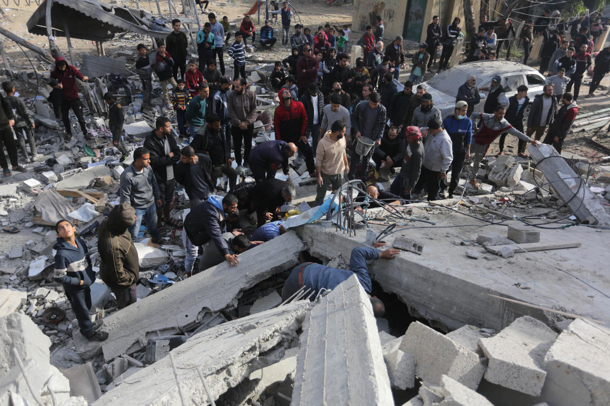 Residentes de Gaza buscan sobrevivientes tras un ataque de Israel en Deir al-Balah. (Foto: Ashraf Amra/Anadolu via Getty Images)