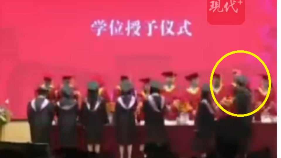 2024年6月19日，中國上海復旦大學法學院舉行畢業典禮，一名台灣籍畢業生在學位授予儀式上當場打了一位老師。網傳他曾發文批評該校，又有傳他原本要打院長，但錯打另一位老師，之後已發文道歉。翻攝微博