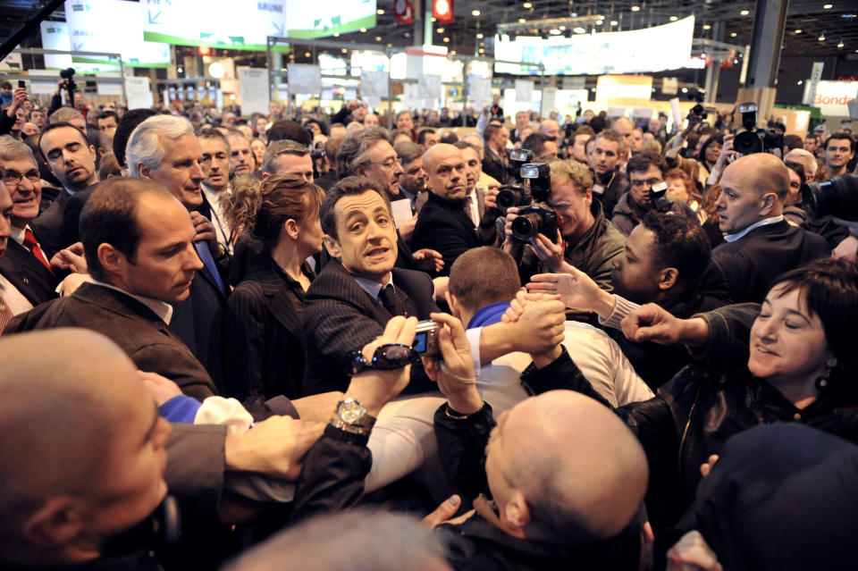 <b>23 février 2008. "Casse-toi pauv' con".</b> <br> Sans doute la plus célèbre polémique impliquant Nicolas Sarkozy lors de son quinquennat. Présent ce jour-là au salon de l'agriculture à Paris, le président de la République a eu cette réflexion maladroite envers un visiteur qui lui a explicitement dit qu'il ne souhaitait pas que le chef de l'Etat le touche. AFP