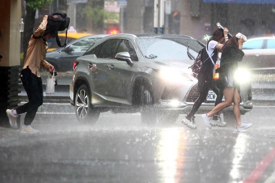 中央氣象局針對北北基等16縣市發布大雨特報，部分地區雨勢將一路下到晚上。(本報資料照)
