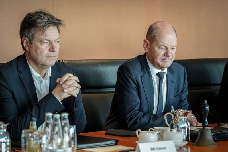 German Chancellor Olaf Scholz (L) and Minister for Economic Affairs and Climate Protection Robert Habeck attend the weekly meeting of the Federal Cabinet in the Federal Chancellery. Kay Nietfeld/dpa