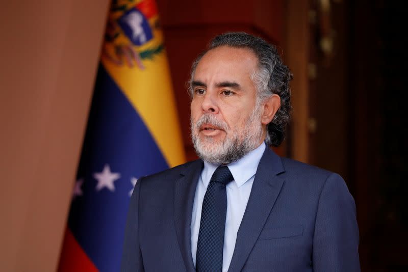 Foto de archivo. El embajador de Colombia en Venezuela, Armando Benedetti, observa mientras visita el Palacio de Miraflores para reunirse con el presidente de Venezuela, Nicolás Maduro, en Caracas