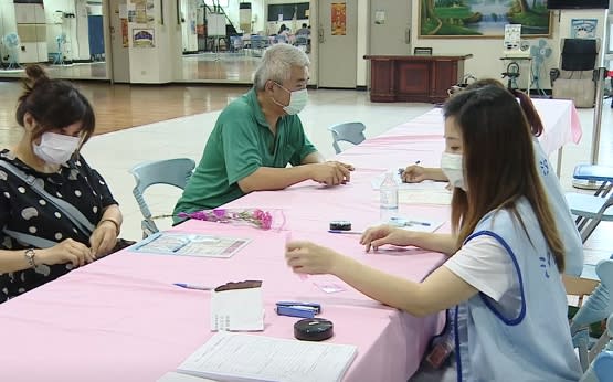 不少區公所加班受理擴大紓困補助案件。（圖／東森新聞）