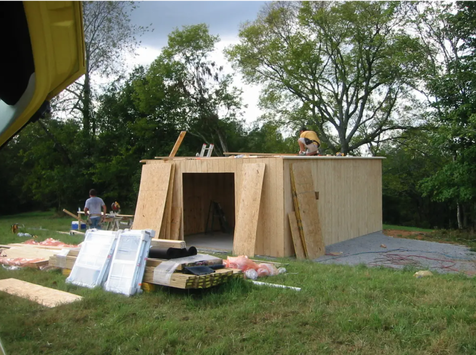 Der Schuppen mit neuen Holzwänden. - Copyright: Danner Cronise