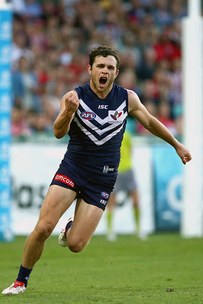 Fremantle claimed a narrow lead early against Sydney Swans at the SCG.